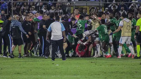 Portero de Surinam provoca pelea campal ante Guatemala del Flaco Tena y termina con gestos obscenos hacia la afición