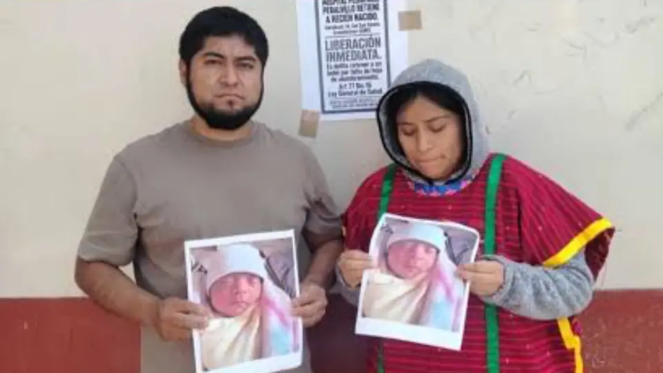 La bebé de una pareja triqui permaneció siete días en un hospital de CDMX después de que sus padres no presentaron un certificado de alumbramiento / Redes Sociales
