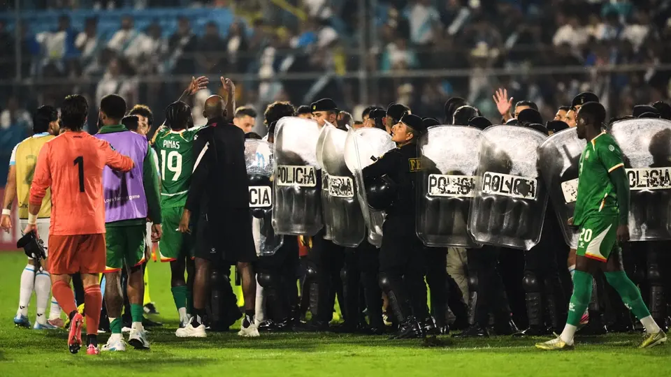 La policía en la pelea entre jugadores de Surinam y Guatemala | AP