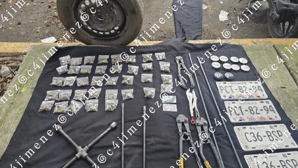 El detenido fue encontrado con varias placas, herramientas y varias dosis de drogas / Especial