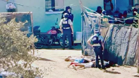 Niños quedan atrapados en balacera frente a escuelas de Tecate; hay dos muertos
