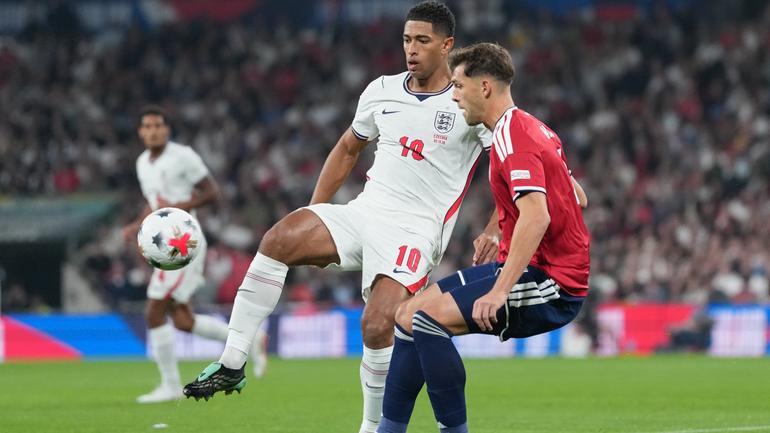 Jude Bellingham juega el balón ante Robin Hranac en Wembley | AP