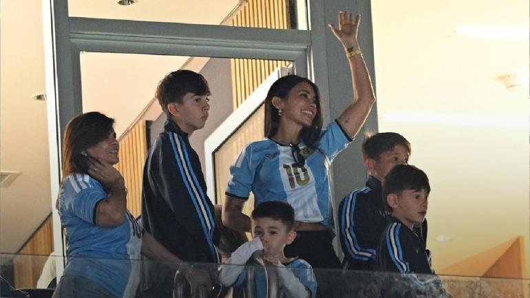 Antonella Rocuzzo y los hijos de Messi en la despedida del 10 de Argentina | X @DiarioOle