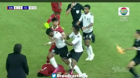 Futbolista le propinó brutal nocaut a su rival durante un partido en Indonesia