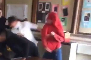 VIDEO: Alumno 'heroicamente' defiende a su maestra que fue agredida por otro estudiante
