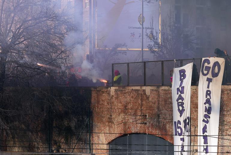 Con pancartas y consignas, los manifestantes iniciaron una marcha de aproximadamente cuatro kilómetros rumbo al barrio de Corvetto, evitando las zonas directamente vinculadas a las sedes olímpicas / AP