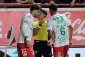 ¡Polémico arbitraje! Julián Carranza se salva de roja tras entrada criminal en el Necaxa vs San Luis