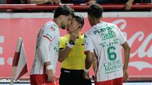 ¡Polémico arbitraje! Julián Carranza se salva de roja tras entrada criminal en el Necaxa vs San Luis