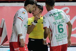 ¡Polémico arbitraje! Julián Carranza se salva de roja tras entrada criminal en el Necaxa vs San Luis