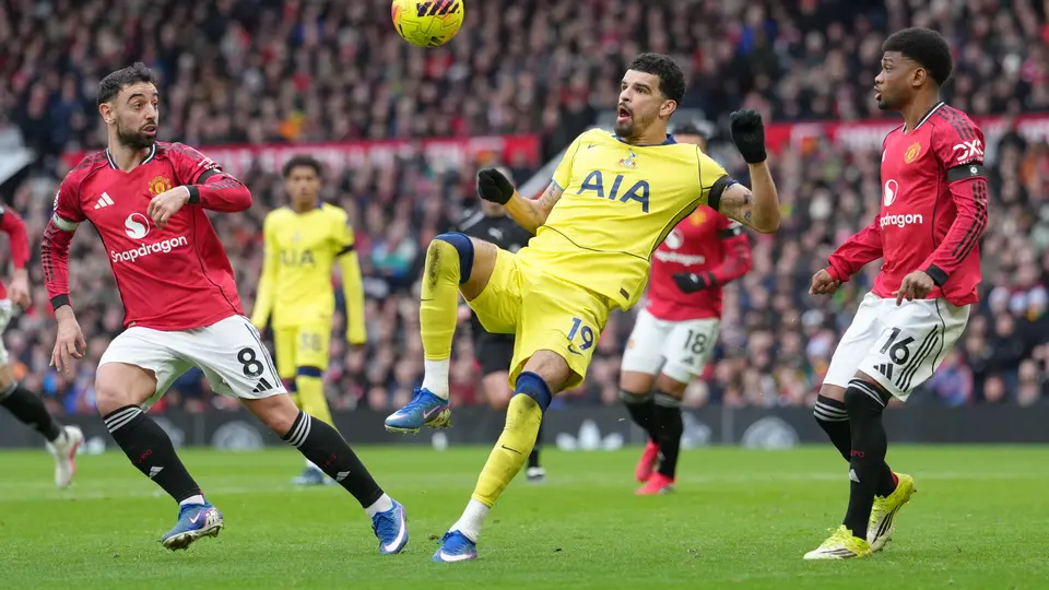 Solanke durante el encuentro ante Manchester United | AP