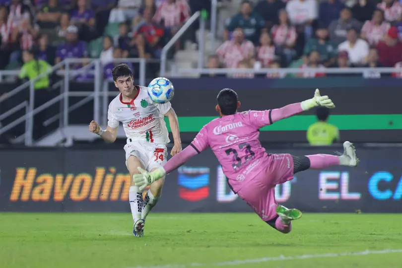Hormiga González ante el portero de Mazatlán l IMAGO7