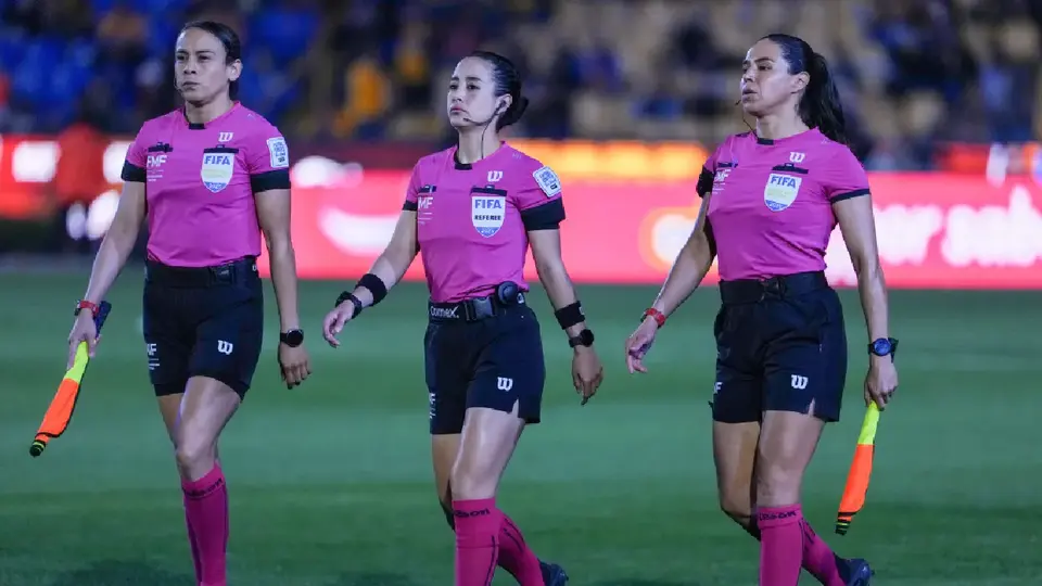 Katia Itzel y su cuerpo arbitral en el Tigres vs Santos | IMAGO7