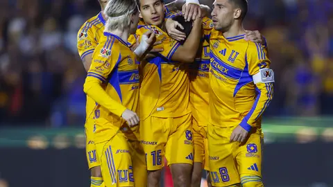 Diego Lainez abrazando a Ángel Correa, con más jugadores de Tigres | IMAGO7