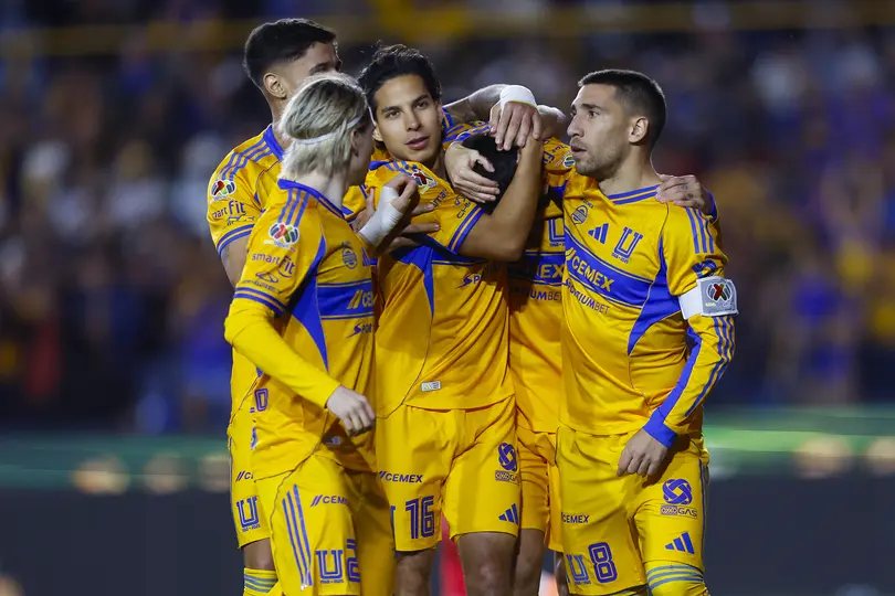 Diego Lainez abrazando a Ángel Correa, con más jugadores de Tigres | IMAGO7