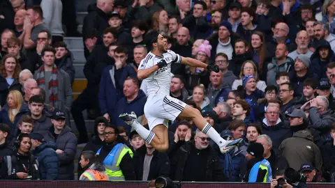 Raúl Jiménez celebra autogol vs Everton | Grosby Group