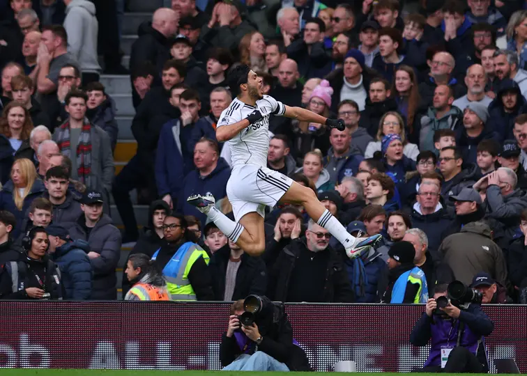 Raúl Jiménez celebra autogol vs Everton | Grosby Group