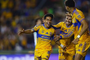 'Chicha' Sánchez festeja de peculiar manera su gol en la goleada de Tigres sobre Santos