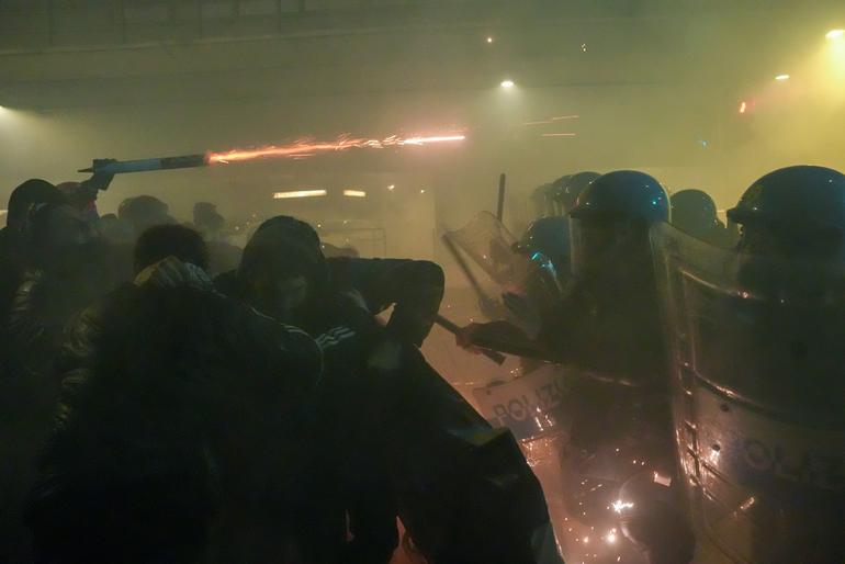 Alrededor de 5 mil personas se reunieron en el barrio de Porta Romana, convocadas por el Comité Olimpiadas Insostenibles, una red de organizaciones estudiantiles, ambientalistas y anticapitalistas / AP