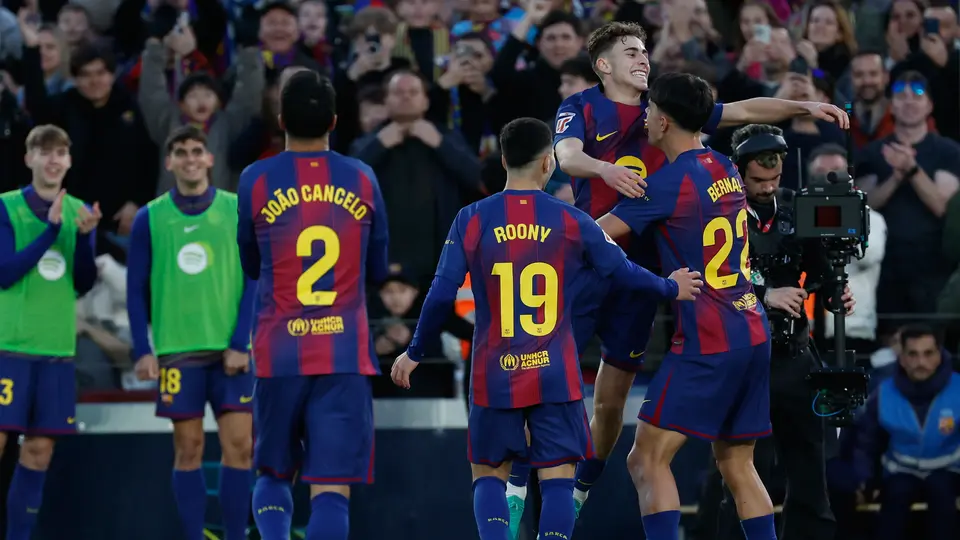 Jugadores del Barcelona celebran tras anotar en la victoria contra el Mallorca | AP