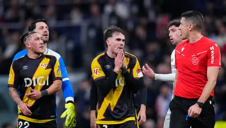 Rayo Vallecano vs Real Oviedo es suspendido por mal estado del campo
