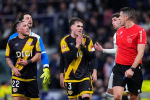 Rayo Vallecano vs Real Oviedo es suspendido por mal estado del campo