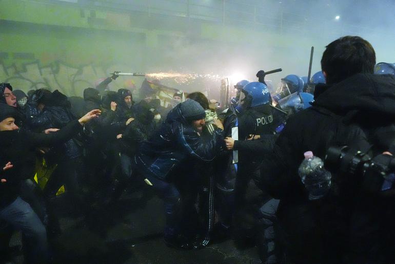 La policía respondió con cañones de agua y gases lacrimógenos, dispersando a los manifestantes y realizando varias detenciones en las calles de Milán / AP