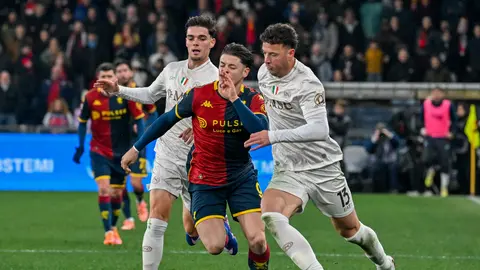 Napoli rescata triunfo, de último minuto, ante el Genoa de Johan Vásquez