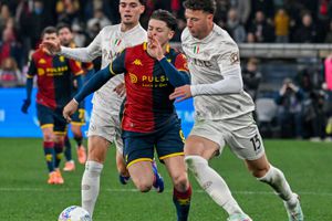 Napoli rescata triunfo, de último minuto, ante el Genoa de Johan Vásquez