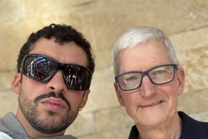 Bad Bunny y Tim Cook juntos: el CEO de Apple apoya al reguetonero antes del Super Bowl 2026