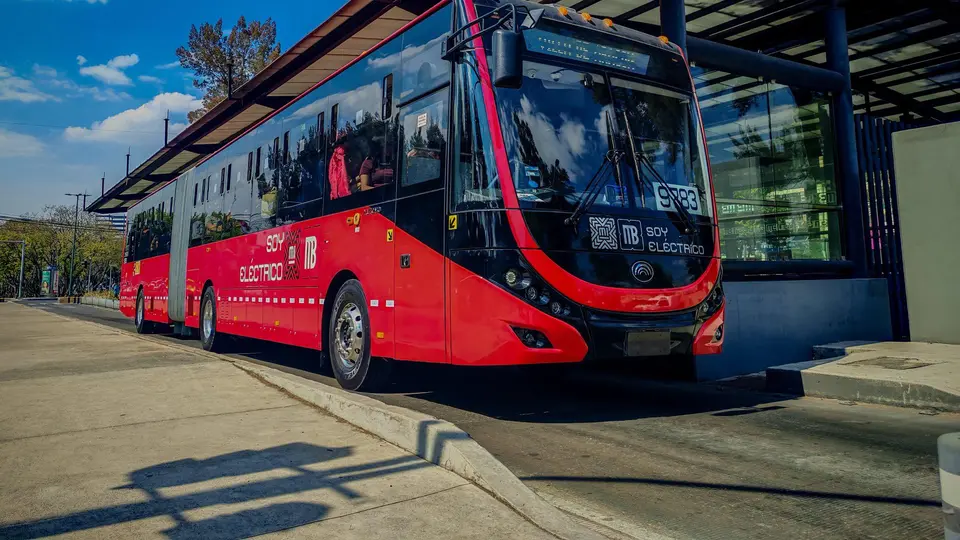 El Metrobús tiene 4 líneas con el sistema bilingüe con miras al Mundial 2026 / FB: @MetrobusCDMX