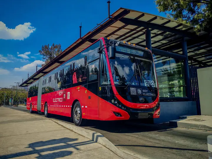 El Metrobús tiene 4 líneas con el sistema bilingüe con miras al Mundial 2026 / FB: @MetrobusCDMX