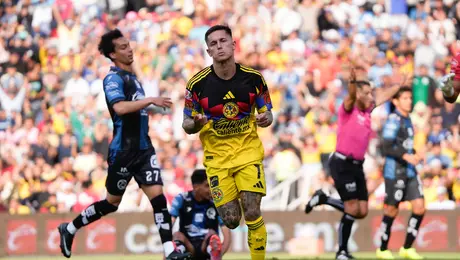 ¡Maradoniano! Brian Rodríguez marca gol de otro partido en Querétaro vs América