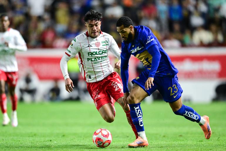 Juninho y Emilio Lara en el Necaxa vs Pumas del Clausura 2026 | MEXSPORT