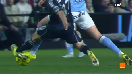 ¡No hubo falta! La polémica jugada de Manuel Ángel fue limpia en el Celta de Vigo vs Real Madrid