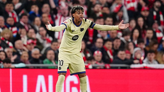 Lamine Yamal reclama en un partido del Barcelona en 2026 | AP