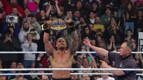 Carmelo Hayes reteniendo el campeonato de los US | Captura WWE