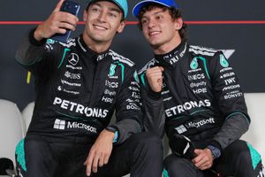 George Russell y Kimi Antonelli tras la clasificación del GP de Australia | AP