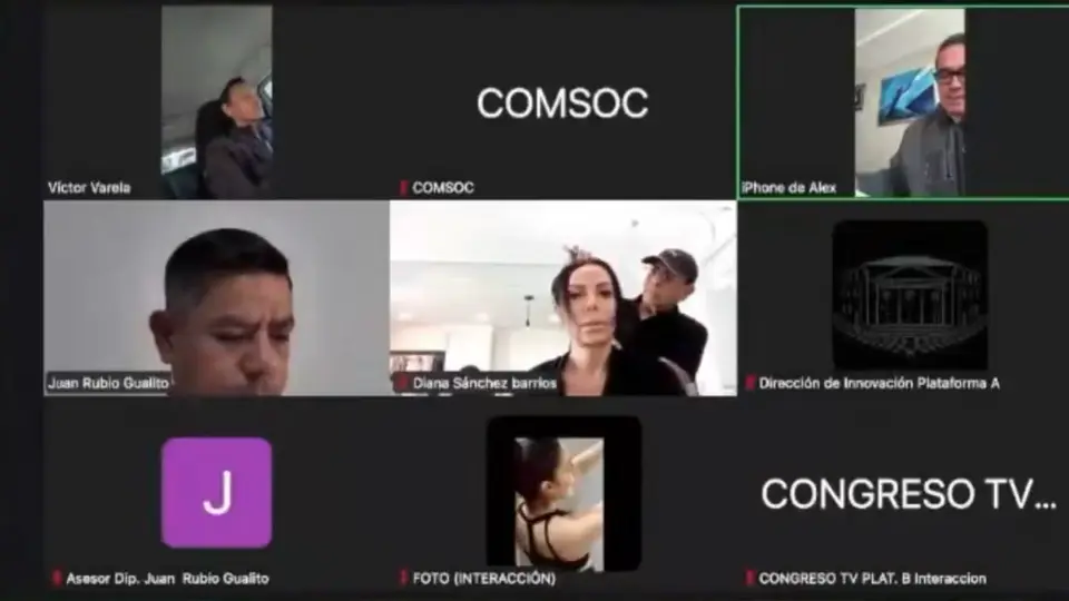 Se observa a la diputada Sánchez Barrios sentada en una silla de estética mientras una persona le arregla el cabello. / X