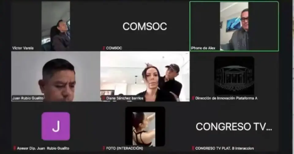 Se observa a la diputada Sánchez Barrios sentada en una silla de estética mientras una persona le arregla el cabello. / X