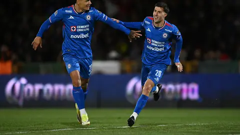 Gabriel 'Toro' Fernández y José Paradela, jugadores de Cruz Azul, en el duelo ante Juárez en el Clausura 2026 | IMAGO7