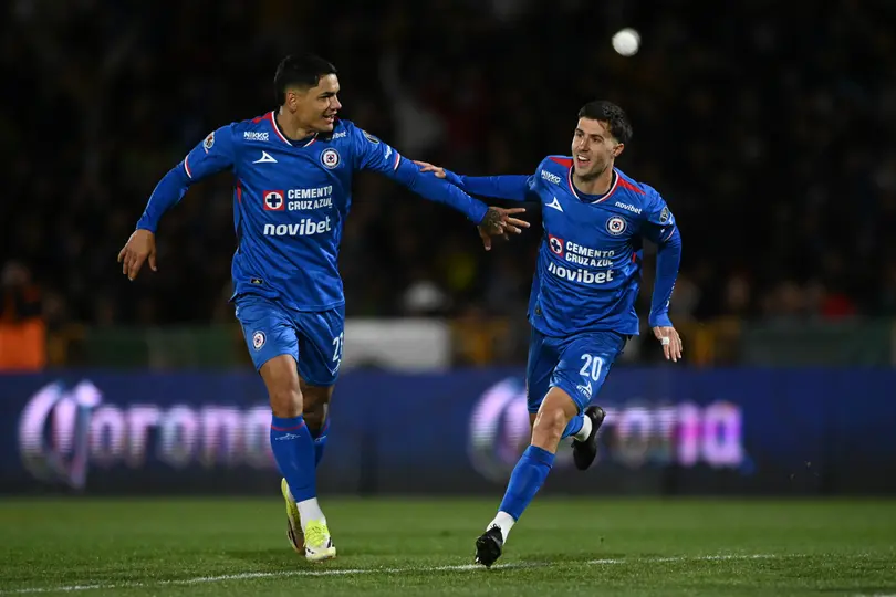 Gabriel 'Toro' Fernández y José Paradela, jugadores de Cruz Azul, en el duelo ante Juárez en el Clausura 2026 | IMAGO7