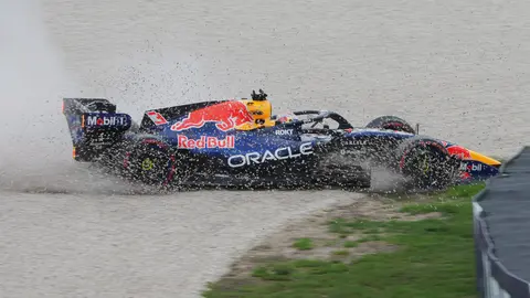 Max Verstappen sufrió duro accidente en GP de Australia | AP