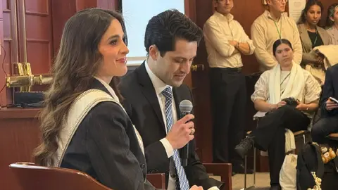 La Miss Universo asistió a la Universidad de Harvard a una plática / FB: @Fatimaboshuniverse