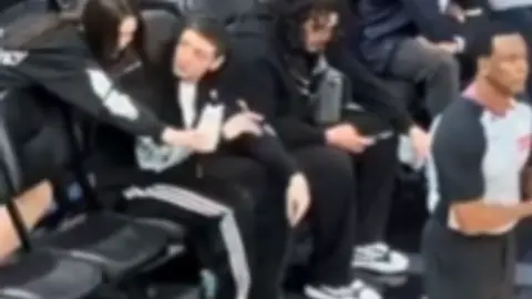 Peso Pluma rechaza a fan l CAPTURA