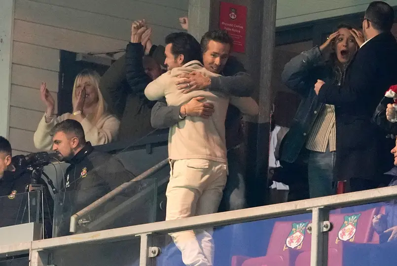 Ryan Reynolds celebrando el gol del Wrexham ante el Chelsea en la FA Cup I AP