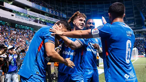 Gabriel 'Toro' Fernández y demás jugadores de Cruz Azul, en el duelo ante Chivas en el Clausura 2026 | IMAGO7