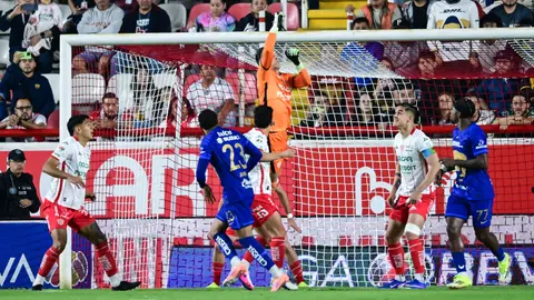 Ezequiel Unsain, de Necaxa, con un despeje en el duelo ante Pumas en el Clausura 2026 | MEXSPORT