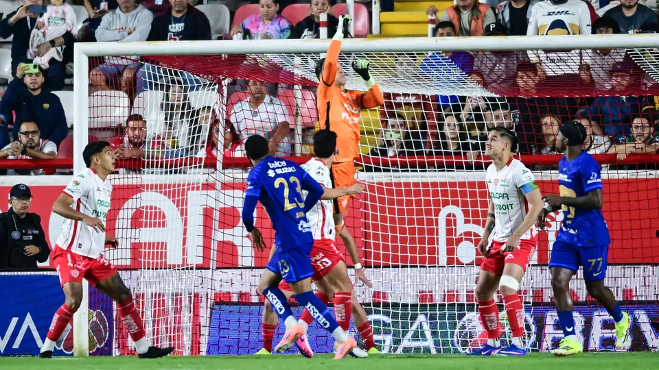 Ezequiel Unsain, de Necaxa, con un despeje en el duelo ante Pumas en el Clausura 2026 | MEXSPORT