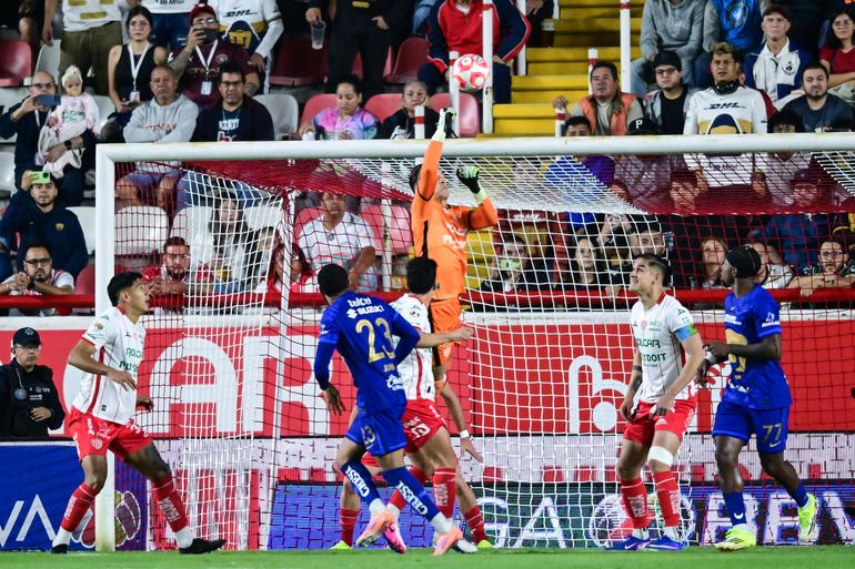Ezequiel Unsain, de Necaxa, con un despeje en el duelo ante Pumas en el Clausura 2026 | MEXSPORT