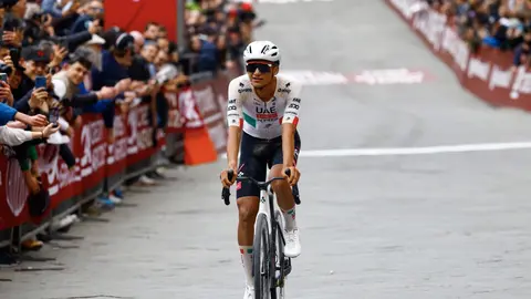 Isaac del Toro en el Strade Bianche l X:TeamEmiratesUAE
